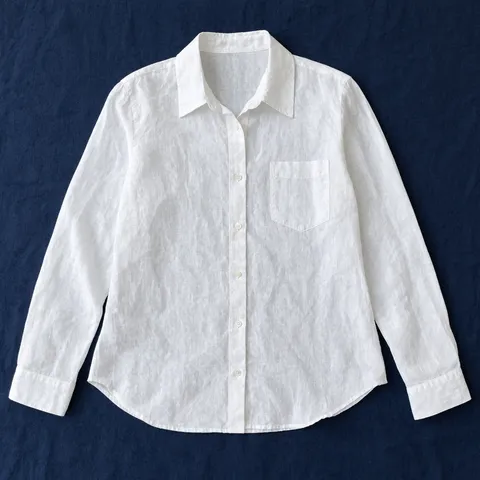 Camisa de lino San Andrés en blanco óptico, prenda extendida sobre mantel azul