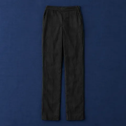 Pantalón de lino La Flota en negro, prenda extendida sobre mantel azul