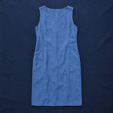 Vestido recto Santiago el Mayor en azul francés, prenda extendida sobre mantel azul