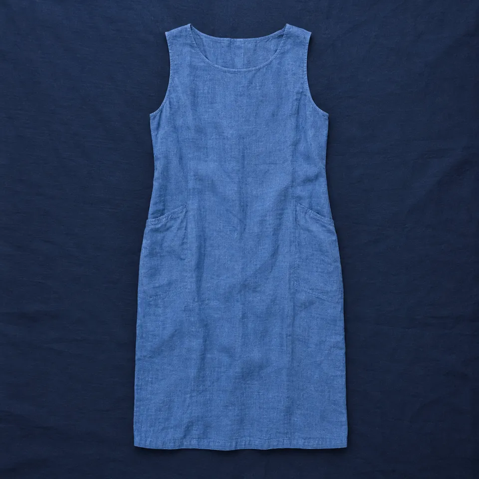 Vestido recto Santiago el Mayor, azul francés, extendida sobre un mantel azul oscuro
